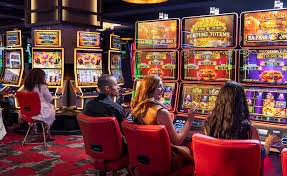 Antarmuka aplikasi qqraya menampilkan meja blackjack dengan dealer langsung dan opsi pembayaran