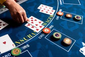 Menu Free Play qqraya menampilkan pilihan permainan meja dealer langsung dengan kredit virtual